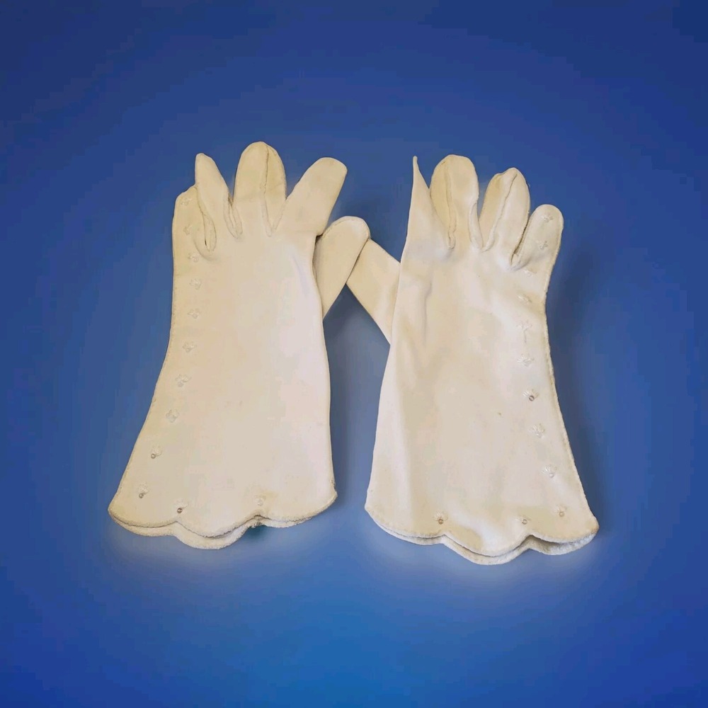 Vintage 1950s American Cotton Scalloped Ladies Gloves With Eyelets. Ivory Color